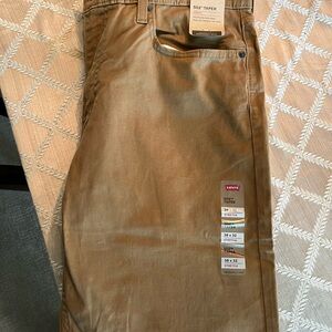 Men’s Levi khaki pants
